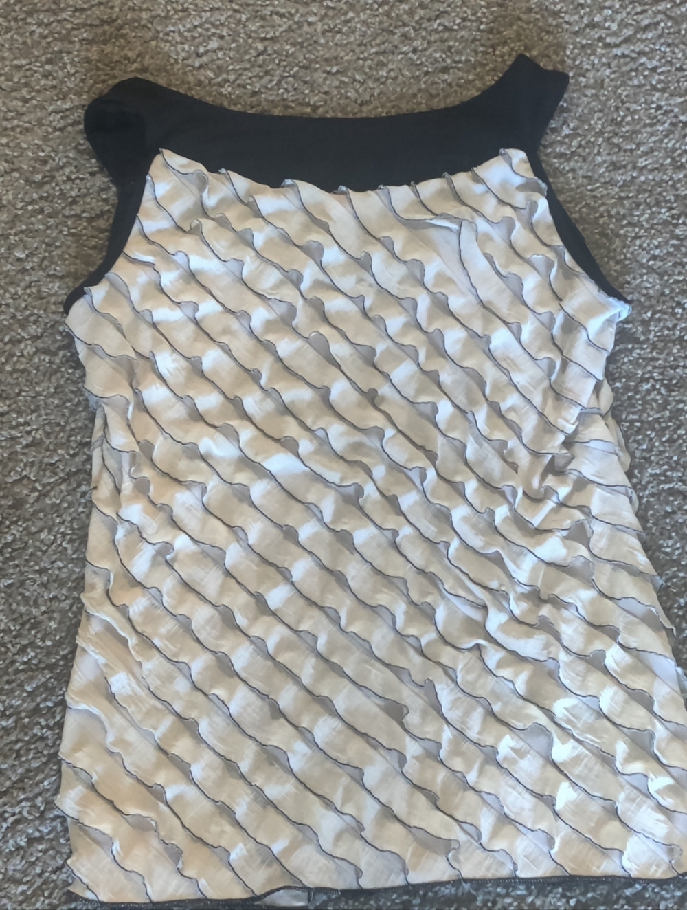 Sleeveless White Textured Wave Top with Black Trim - Picture 2 of 4